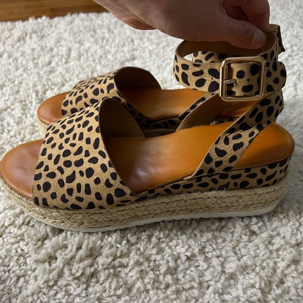 Women’s Size 8 Bamboo Leopard Print Platform Sandals